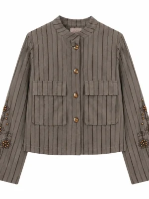 Veste Céleste avec broderie florales ornées de clous sur les manches